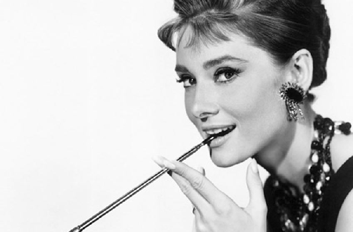 Des photos d'Audrey Hepburn en tant que décorations murales et oeuvres d'art.