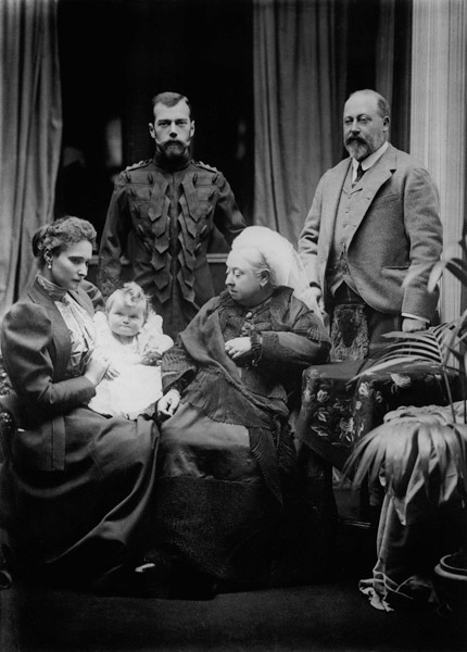 Queen Victoria, Tsar Nicholas II, Tsarina Alexandra Fyodorovna, her daughter Olga Nikolaevna and Alb à Photographe anglais