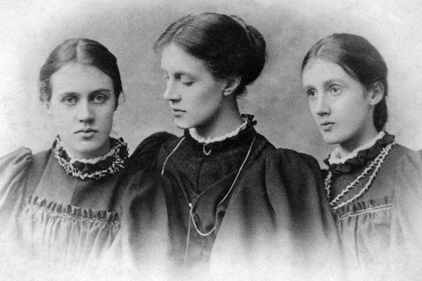 Stella, Vanessa and Virginia Stephen, c.1896 (b/w photo)  à Photographe anglais
