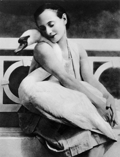 Anna Pavlova with her pet swan Jack, c.1905 à Photographe anglais