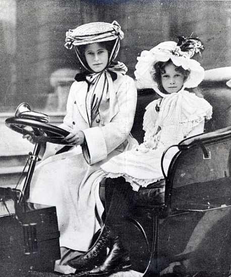 Millicent, Duchess of Sutherland and her daughter at the first meeting of the Ladies Automobile Club à Photographe anglais
