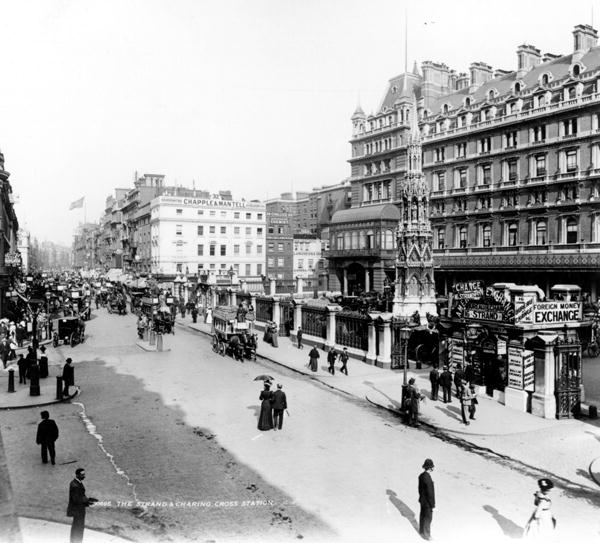 The Strand and Charing Cross Station, London, c.1890 (b/w photo)  à Photographe anglais