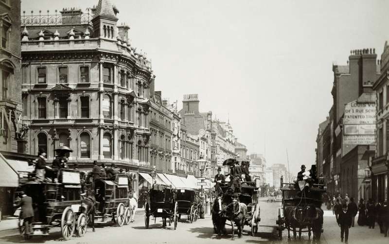 View down Oxford Street, London (b/w photo)  à Photographe anglais