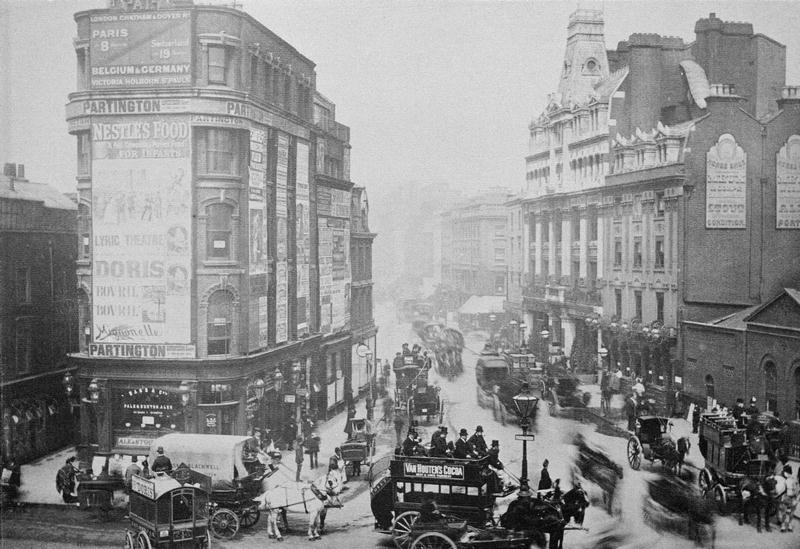 View of Tottenham Court Road, c.1885 (b/w photo)  à Photographe anglais