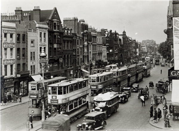 Whitechapel High Street, London, c.1930 (b/w photo)  à Photographe anglais