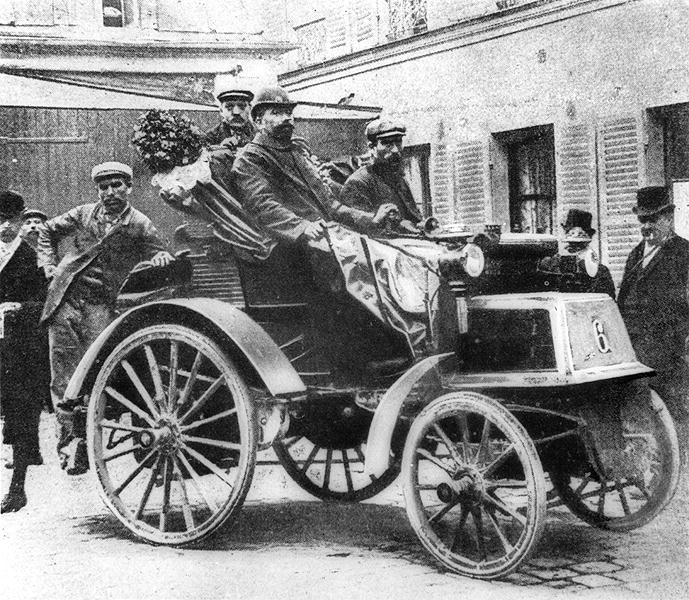 A Panhard-Levassor car winning the first prize, 1891 (b/w photo)  à Photographe français