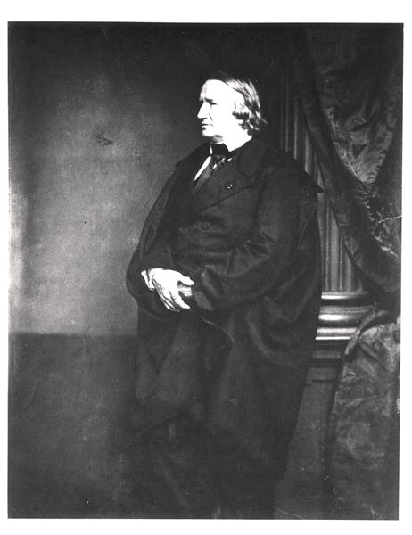 Alfred de Vigny (1797-1863) 1850s (b/w photo)  à Photographe français