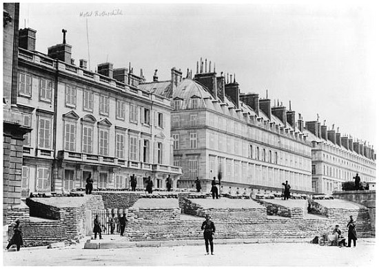 Barricade during the Commune of Paris in Rue de Rivoli à Photographe français
