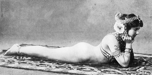Mata Hari, c.1905 (b/w photo)  à Photographe français