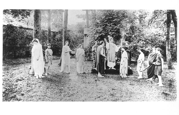 Nathalie Clifford Barney (1876-1972) with dancers dressed in togas (b/w photo)  à Photographe français