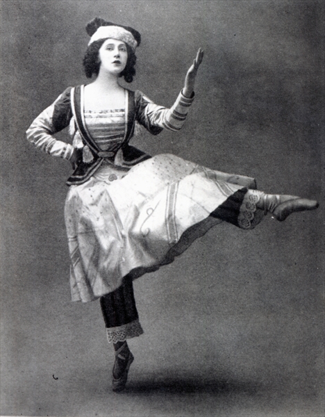 Tamara Karsavina in the ballet ''Petrouchka'', 1911 (b/w photo)  à Photographe français