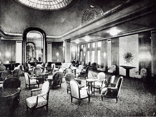 The Large Saloon in the Ocean Liner ''Paris'', July 1921 (b/w photo)  à Photographe français