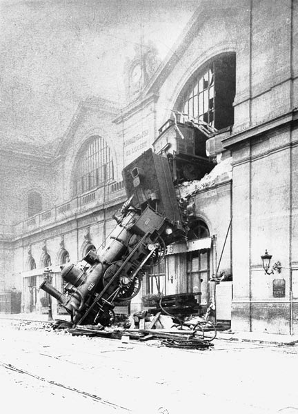 Train accident at the Gare Montparnasse in Paris on 22nd October 1895 (b/w photo)  à Photographe français