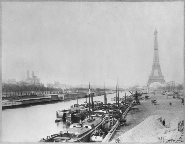 View of the banks of the Seine and the Eiffel Tower, Paris (b/w photo)  à Photographe français