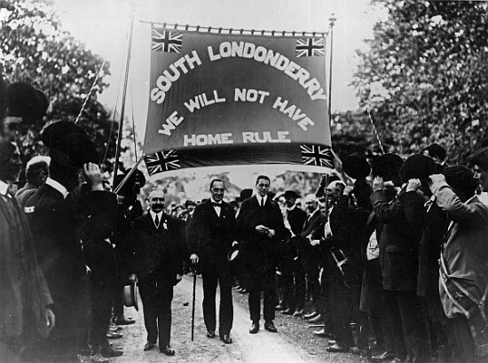 Sir Edward Carson at a South Londonderry Unionist march à Photographe irlandais