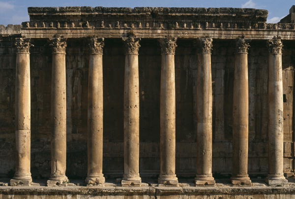 Temple of Bacchus, view of the colonnade; High Imperial Period (27 BC-395 AD) (photo)  à Période impériale romaine (27 av. JC-476 après JC)
