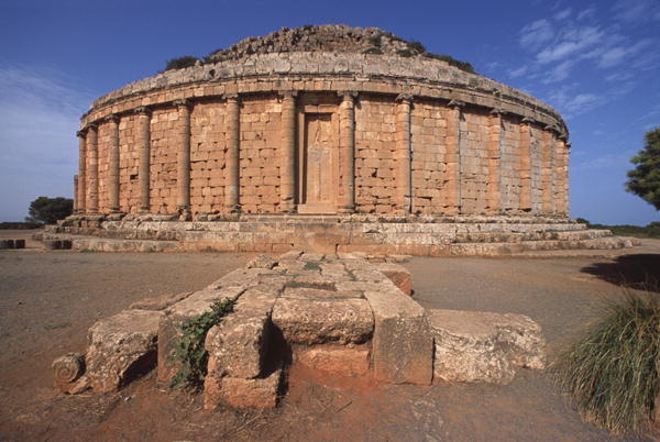 Royal Mausoleum of Mauretania, called ''Tomb of the Christian'' because of the crosses moulded on th à Période républicaine romaine (509-27 avant JC)