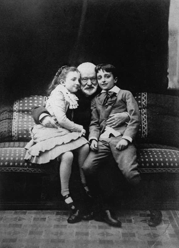 Victor Hugo (1802-85) and his grandchildren Georges and Jeanne, 1881 (b/w photo)  à A. Melandri