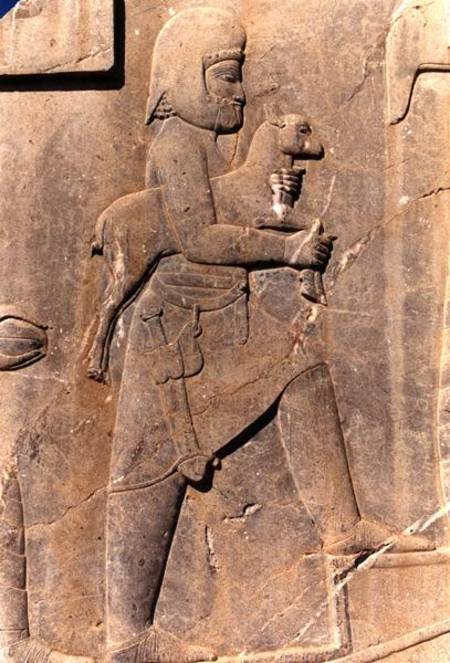 A Mede carrying a sacrificial lamb up the eastern stairway of the south portico of Darius' palace à Achaemenid