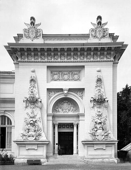 Gate of the military exhibition at the Universal Exhibition, Paris à Adolphe Giraudon
