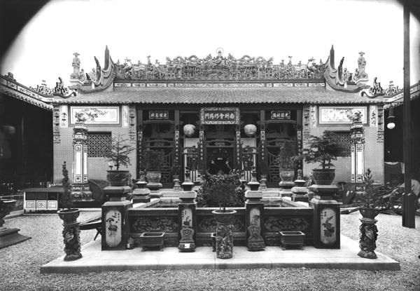 The Chinese Pavilion at the Universal Exhibition of 1889 in Paris (b/w photo)  à Adolphe Giraudon