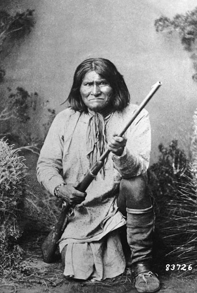 Geronimo holding a rifle, 1884 (b/w photo)  à Photographe américain