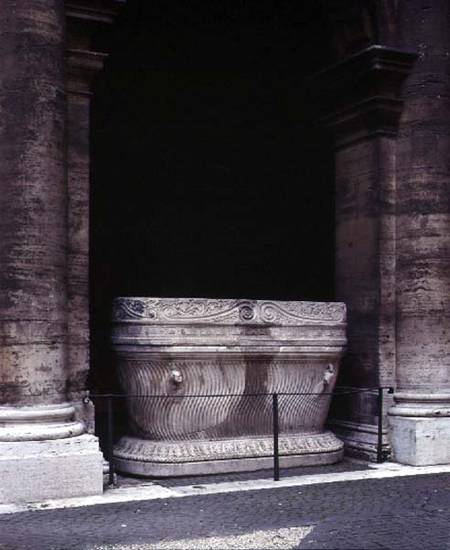 The inner courtyard detail of the original sarcophagus from the tomb of Cecilia Metella à Anonyme