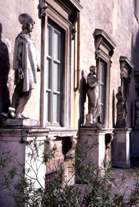 View of the garden detail of antique statues surrounding the piazza à Anonyme