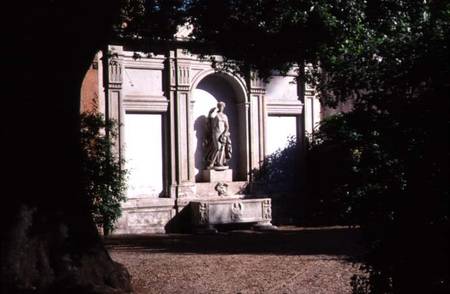 View of the gardendetail of fountain with a statue of Venus and Roman sarcophagus à Anonyme