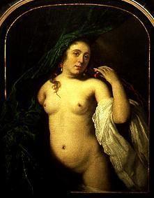 portrait d'une jeune femme à un rideau