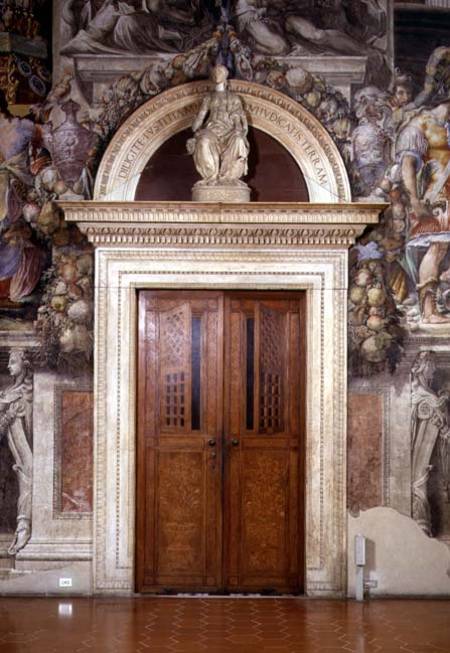 Door frame in the Sala dell'Udienza crowned with a figure of Justice à Benedetto & Giuliano  da Maiano