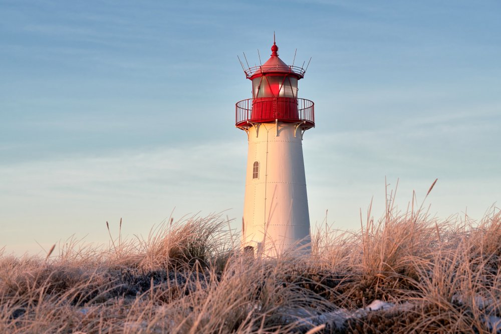 Lighthouse on winter morning à Bodo Balzer