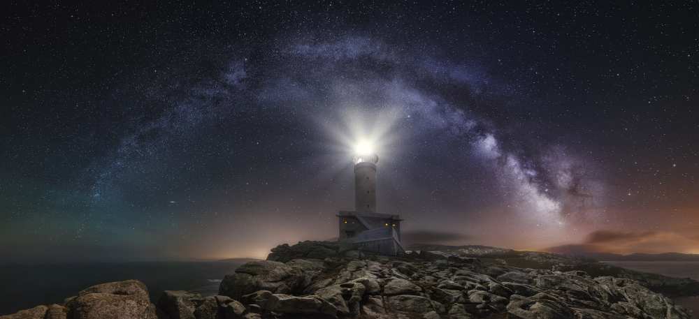 Lighthouse and Milky Way à Carlos F. Turienzo