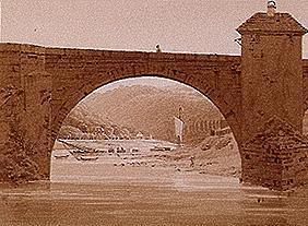 Paysage de fleuve avec le pont de pierre