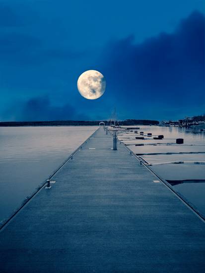 Steg am Hainer See bei Leipzig im Vollmond