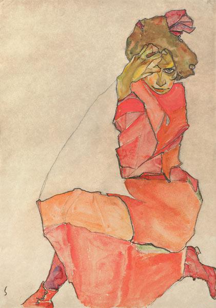 Femme agenouillée en robe orange-rouge