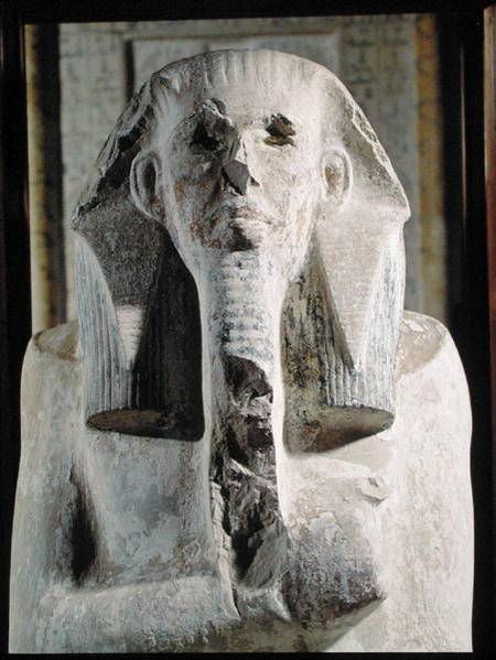 Seated statue of King Djoser (2630-2611 BC) from the Mortuary Temple beside the Step Pyramid of Djos à Egyptien
