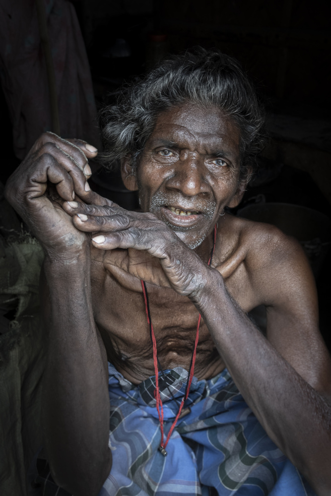 elder in a village at the outskirts of Kolkata, India à Elena Molina