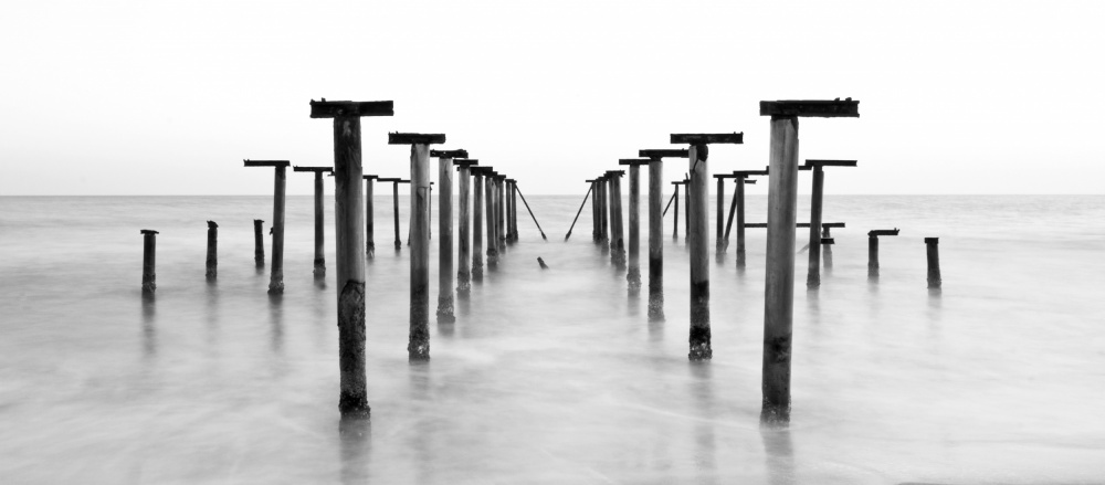 old pier and dramatic seascape à engin akyurt