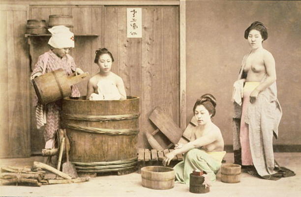 Geishas bathing, c.1880s (hand-coloured albumen print) à Photographe anglais, (19ème siècle)