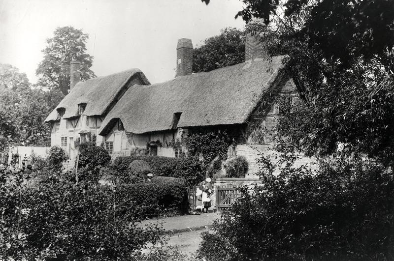 Anne Hathaway''s cottage (b/w photo)  à École anglaise de peinture