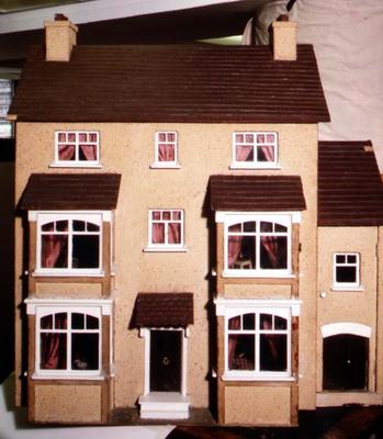 Exterior of a home-made doll's house, 1926 (mixed media) à Ecole anglaise, (20ème siècle)