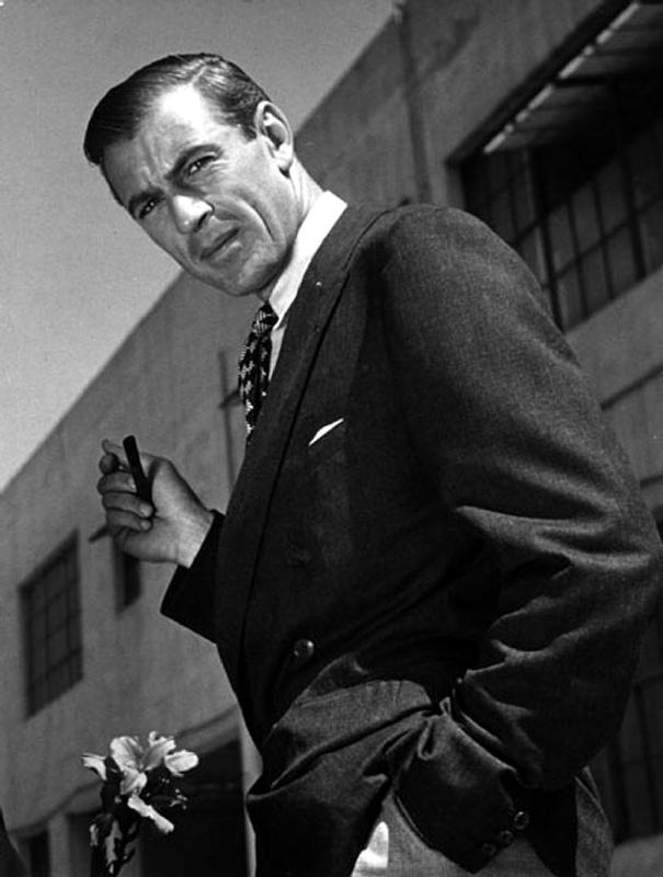 American Actor Gary Cooper smoking a pipe à Photographies de Célébrités