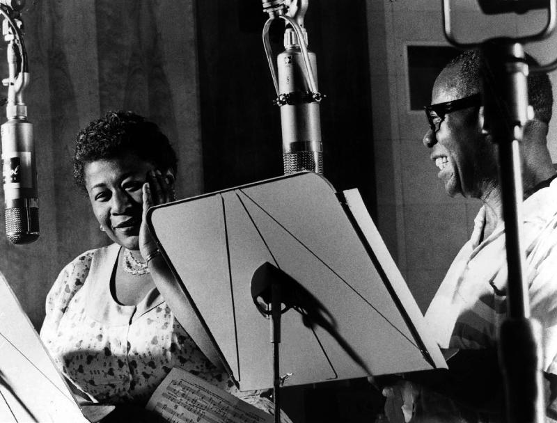 Ella Fitzgerald American jazz Singer with Louis Armstrong jazz trumpet player and Singer during a re à Photographies de Célébrités