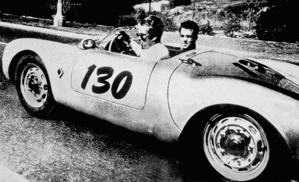 The American Actor James Dean driving his Porsche Spider 550A with Rolf Wutherlich à Photographies de Célébrités