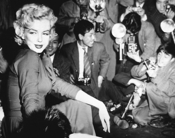 Marilyn Monroe surronded by photographers à Photographies de Célébrités