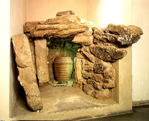 Reconstruction of an Etruscan tomb with an urn (stone) à Étrusque