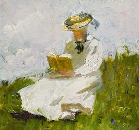 Femme lisant dans la verdure