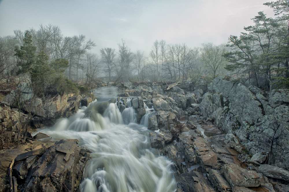 Dawn at Middle Falls à Fred Walker