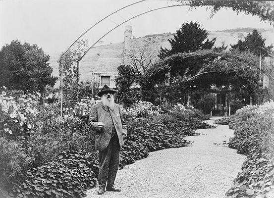 Claude Monet (1841-1926) in his garden at Giverny, c.1925 (b/w photo) à Photographe français (20ème siècle)